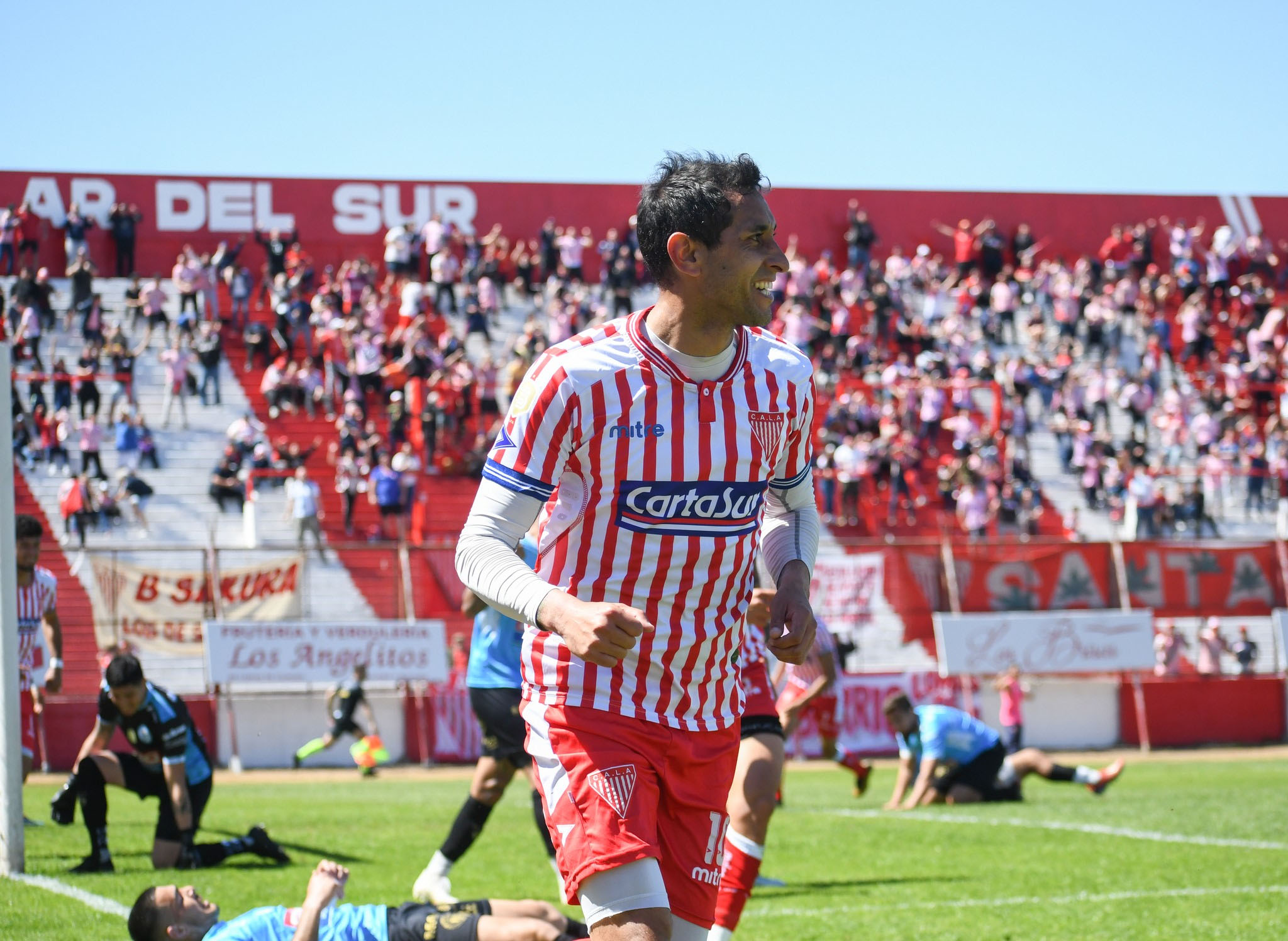 Festejo de gol de Chaco Maidana ante la Academia del Oeste