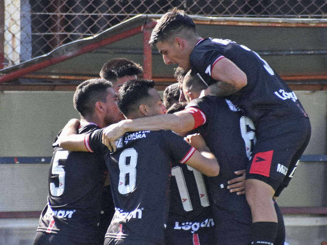 Festejo del empate de Chaco Maidana de tiro libre