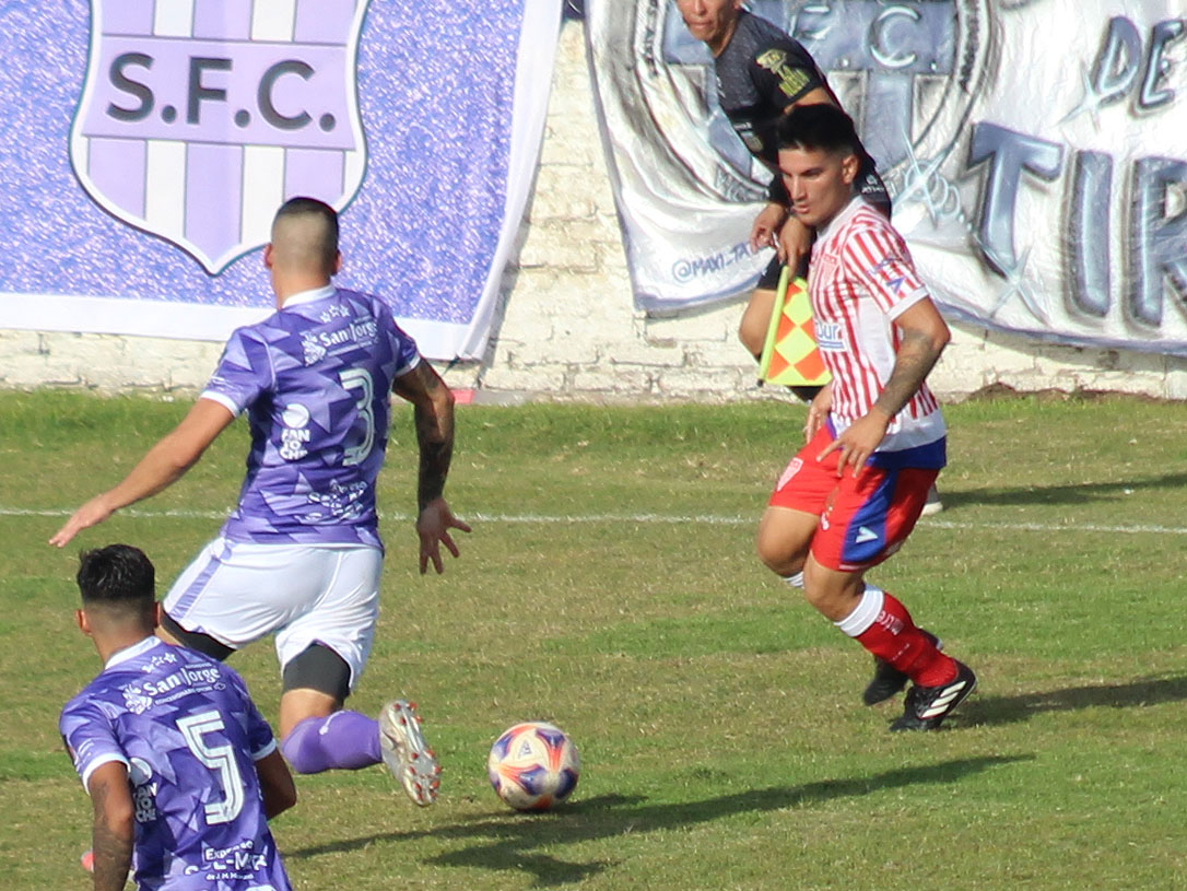 Busto ingresó en el complemento e inició una buena ocasión de gol