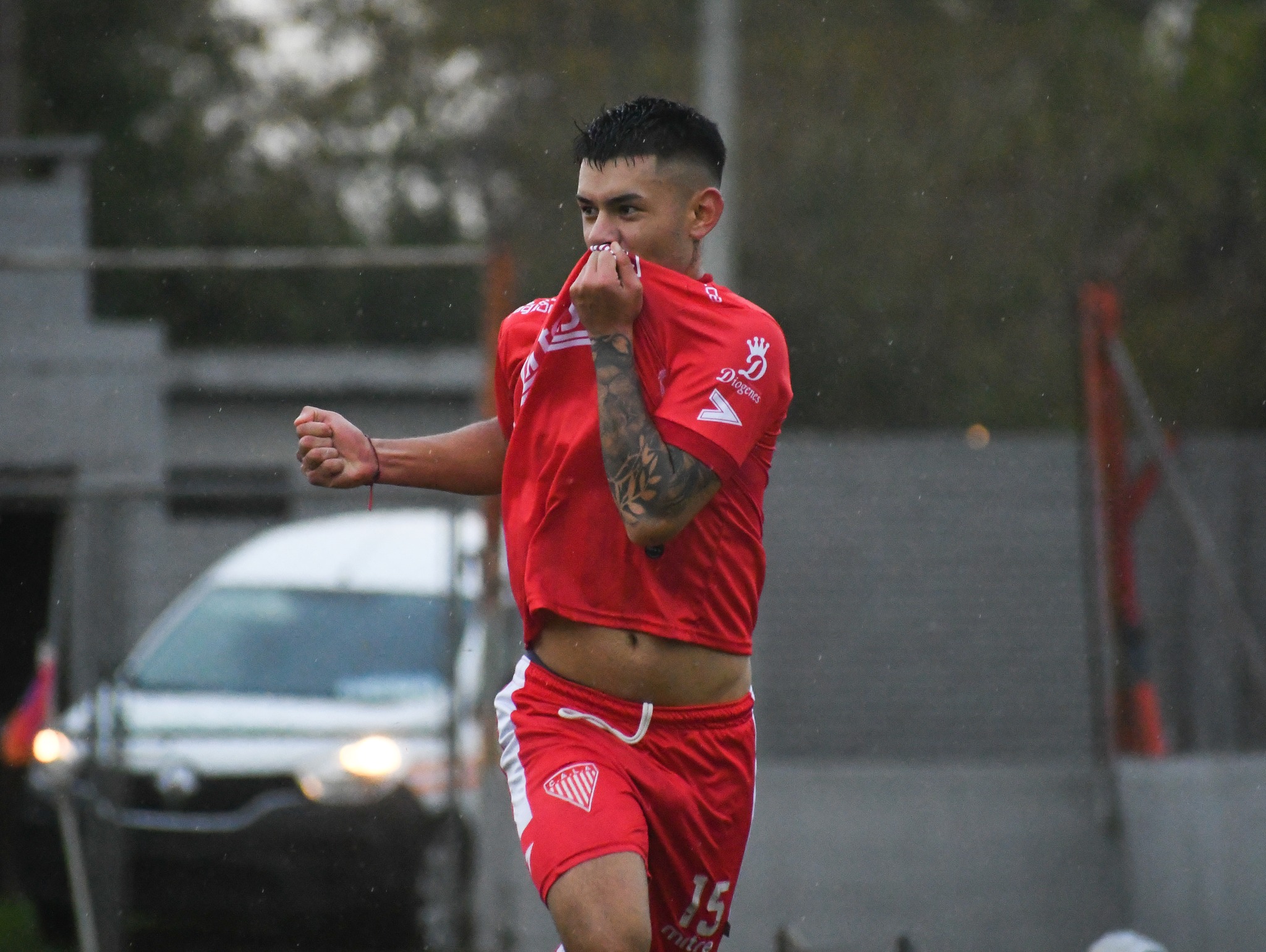 Taiel festeja su primer gol