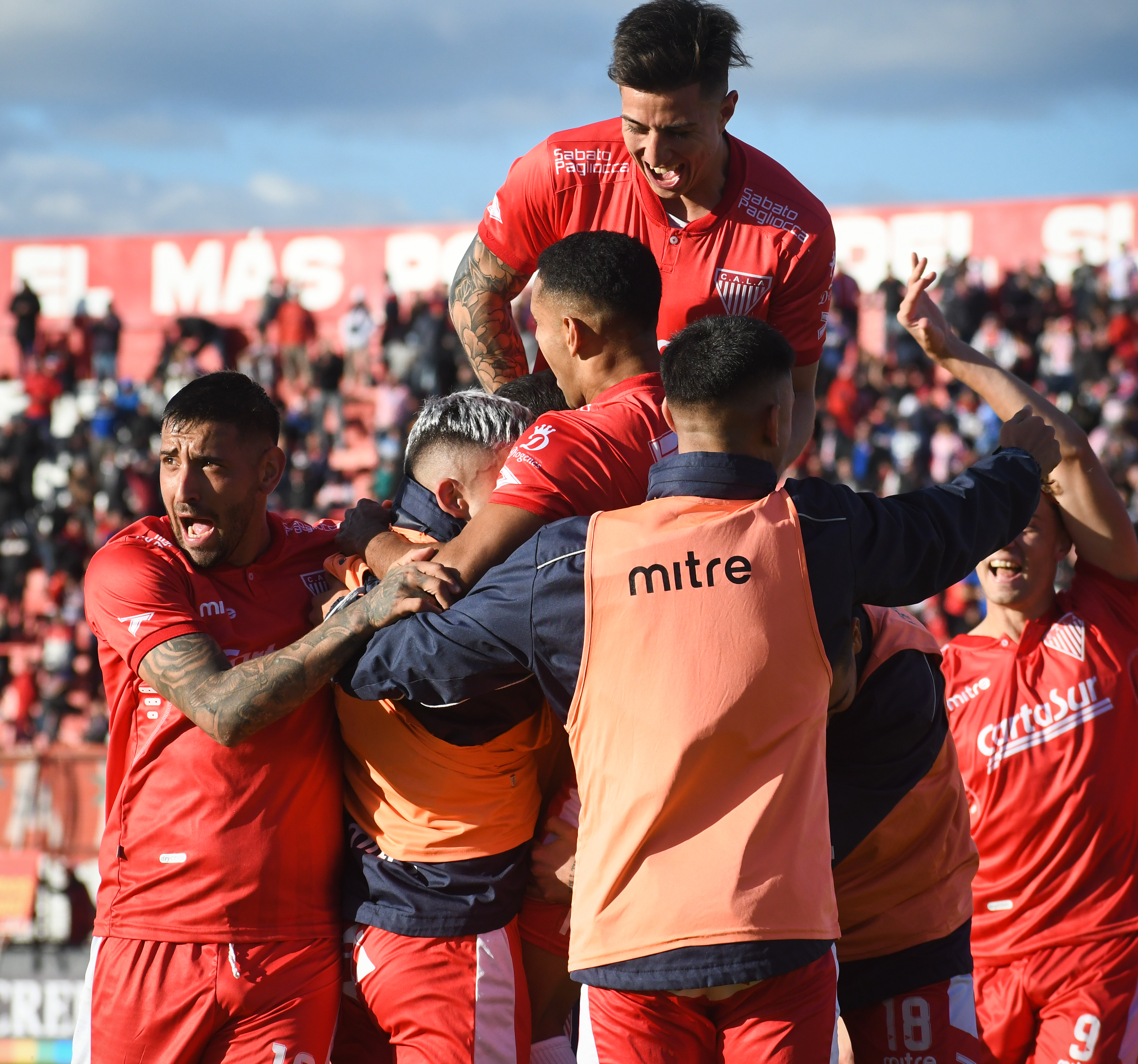 Festejo de gol del Negro Rodríguez ante Excusio