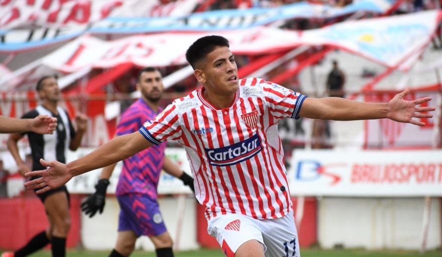 El "Chaco" Villarreal festeja el primer gol de su carrera.